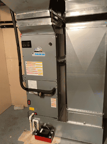 Un système de ventilation HVAC professionnel installé dans un bâtiment commercial.
